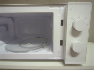 Forno a microonde MEDION piccolo (20 litri, 700 watt, compatto e salvaspazio, 5 livelli di potenza, funzione scongelamento, funzione timer, MD11475) bianco Foto del cliente 1