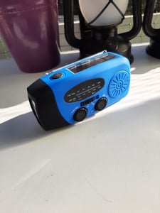Solar radio,Selbstbetriebenes Kurbelradio mit LED-Taschenlampe,Notfallradio AM/FM Wetter Wind Up Radio, Handkurbel-Dynamo für Notladung von Smartphone Kunden-Foto 9