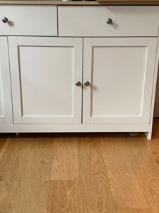Komoda Merax z trzema szufladami i czterema klapami, kredens w stylu wiejskim, kredens szafka do przechowywania szafka do salonu, 160x75x37cm, biały Zdjęcie produktu od klienta nr 3