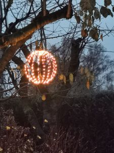 Závěsná světelná koule pro venkovní použití 40 cm s časovačem a síťovou zástrčkou - 240 LED - Zahradní dekorativní světlo extra teplá bílá osvětlené drátem Fotografie od zákazníka č. 2
