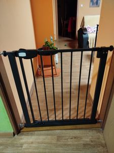 NAIZY Auto Close Türschutzgitter Treppengitter mit Druckbefestigung, Schutzgitter, Baby Türgitter Treppen Absperrgitter, ohne bohren, 75-85cm, Schwarz Kunden-Foto 1