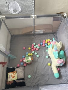 Laufstall Baby Aktivitätszentrum mit 50 Kugel mit Atmungsaktivem Netz an Vier Seiten und Saugnäpfen 126×126 cm Dunkelgrau Kunden-Foto 1