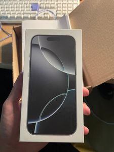 Apple iPhone 16 Pro , 16 cm (6.3"), 2622 x 1206 Pixel, 512 GB, 48 MP, iOS 18, Schwarz Kunden-Foto 2