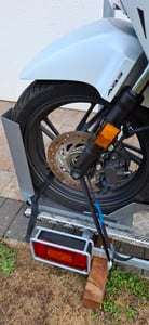 UISEBRT Laadhulp, scharnier voor motorfiets, motorfietsstandaard, voorwielklem, transportstandaard, wielsteun, motorfietsstandaard (2 stuks) Klantenfoto 4