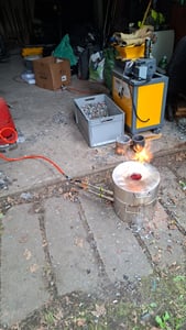 VEVOR Set di forni fusori a propano 16 kg Set di forni fusori a gas per metalli, forno domestico per fonderia a doppio bruciatore con crogioli e pinze, strumento per fusione Foto del cliente 1