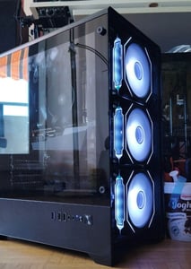 BROONBEE A-3607 Gaming PC-Gehäuse Midi-Tower Schwarz, Mesh-Front, Tempered Glass, Micro-ATX/ATX/E-ATX, GPU bis 330 mm, 8x 120 mm Lüfterplätze, USB 3.0 Kunden-Foto 1