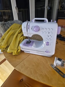 Nähmaschine für Anfänger und Kinder, 12 Stichmuster, Nähmaschine Klein mit Fußpedal Nählicht Elekt, mit Nähset Kunden-Foto 1