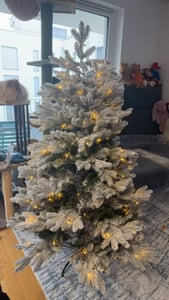 COSTWAY Albero di Natale artificiale 135 cm, albero di Natale 688 punte di rami misti con neve, 200 LED bianchi caldi, albero di Natale, bianco verde Foto del cliente 2
