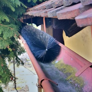 SucceBuy spazzola per grondaie, lunghezza totale 24 m, diametro 10 cm, strumento per la pulizia delle grondaie, spazzola per grondaie a livello del suolo, parafoglie per grondaie da 12,7 cm Foto del cliente 1