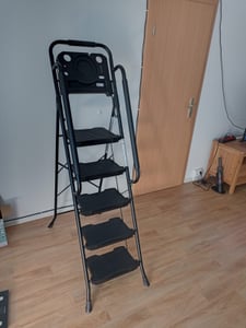 COSTWAY Leiter 5 Stufen klappbar, Trittleiter bis 150 kg mit Werkzeugablag, rutschfesten Pedalen, Fußpads & Handlauf, Klappleiter Stehleiter tragbar Kunden-Foto 1