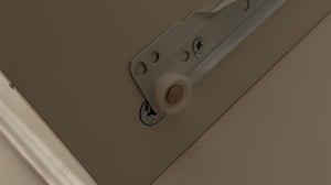 Schwebetürenschrank Kleiderschrank Schrank 203cm Weiß/Weiß mit Spiegeln und Zierleisten Pola 38 Kunden-Foto 5