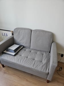 Sofa BEALIFE 120x75 cm 2-Sitzer mit Federkern | Klassisches Sofa für kleine Wohnungen & Homeoffice | Hellgrau/Dunkelgrau | AR38 Kunden-Foto 2