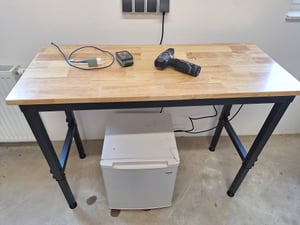 COSTWAY 122cm schwerlast Werkbank, höhenverstellbarer Arbeitstisch mit Metallrahmen, Lochwand, Steckdose & 2,5cm Massivholzplatte, Werktisch bis 900kg Kunden-Foto 1