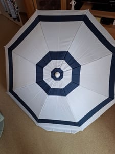 Sonnenschirm - weis/blau - 140 cm - UV-Schutz - inkl. Tragetasche Kunden-Foto 1