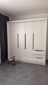 Geräumiger vier-türiger Kleiderschrank KLARI mit Schubladen und Metallgriffen – modernes Design Kunden-Foto 1