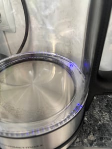 Bouilloire en verre GOURMETmaxx au design intemporel en acier inoxydable Éclairage LED bleu Affichage pratique du niveau d'eau Filtre anticalcaire Capacité 1,7l Photo du client 1