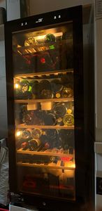 Haier Wine Bank 50 Serie 5 HWS49GA, Weinkühler mit Kompressor, Freistehend, 49 Flasche(n), F, Schwarz, Schwarz Kunden-Foto 1