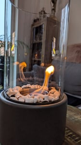 Monster24 Bioethanol Tischkamin Rund – Indoor & Outdoor Tischfeuer – 4h Brenndauer – Verstellbare Flamme – 31x16x16 cm – 2 Flammenringen & Deko-Steine Kunden-Foto 1