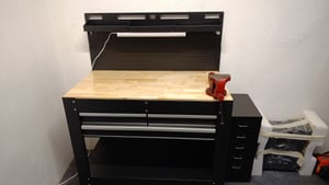 Banco da lavoro professionale con cassetti, ripiani, portautensili, capacità di carico 450 kg, in metallo,nero, con pianale in legno massiccio, arredamento officina con pannello da parete forato e illuminato LED, con ganci e prese USB 230V, 115 cm Foto del cliente 1