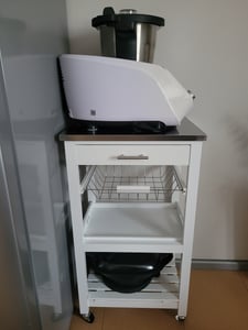 COSTWAY Carrello da cucina piccolo, carrello da portata su rotelle, piano di lavoro in acciaio inox, cassetto, cestino e vassoio da portata rimovibile, carrello da cucina a isola, carrello da cucina stile country bianco, 47x39x85cm Foto del cliente 1