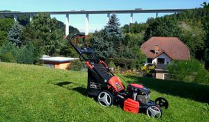 Scheppach MS173-51E Benzin Rasenmäher mit E-Start | 4,1 PS | 51 cm Schnittbreite | Radantrieb | Mulchen | 65 L Fangkorb | inkl. Akku + Ladegerät Kunden-Foto 1