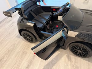 COSTWAY Mercedes AMG elektrické autíčko pre deti, 12V elektrické detské autíčko s diaľkovým ovládaním, 3 rýchlosťami, LED svetlami a hudbou pre deti 3+čierna Fotografia od zákazníka č. 3