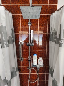 SCHÜTTE Duschset TOKYO, Duschsystem mit Regendusche ohne Armatur Kunden-Foto 1