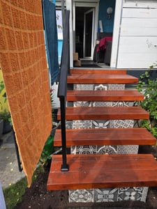 VEVOR Außenhandläufe für 3–4 Stufen, stabiles Treppengeländer-Set Kohlenstoffstahl mit Montagezubehör, ideal für Senioren, geeignet für Betonstufen, Veranden und Terrassen, schwarzes Retro-Design Kunden-Foto 2