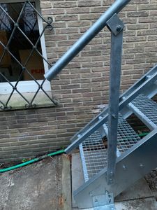scala in acciaio a 8 gradini su un lato. Larghezza ringhiera 90 cm Altezza piano 120-160 cm Foto del cliente 1