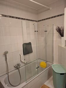 EMKE Duschabtrennung 100x140cm Faltwand für Badewanne Badewannenaufsatz Mattes Schwarz Duschwand aus 6mm NANO Easy Clean GLAS Kunden-Foto 9