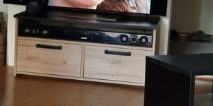 MATKAM Fernsehkommode Mili H 44 x B 100 x T 45 cm, laminierte Möbelplatte 18 mm, ein offenes Regalfach, satinierte Griffe (Artisan Eiche) Kunden-Foto 1