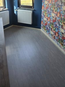 LZQ 7,5m² Vinylboden Vinyl Laminat Selbstklebend Dielen Planke PVC Bodenbelag Rutschfest Wasserfest 54 Stück Vinyl-Dielen Holzmaserung Dielen Dicke 2 mm (Dunkelgrau) Kunden-Foto 3