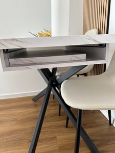 Tavolo da pranzo allungabile Flieks, tavolo allungabile con gambe a V, tavolo da pranzo con motivo in marmo bianco, tavolo per sala da pranzo soggiorno, bianco+nero Foto del cliente 2