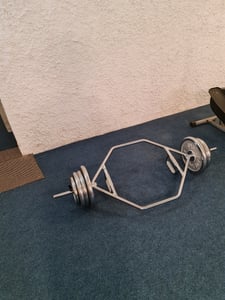 COSTWAY Trap Bar vrátane zámkov na drepy, mŕtve ťahy, zdvihy ramien, šesťhranná tyč s nosnosťou do 226 kg Fotografia od zákazníka č. 3