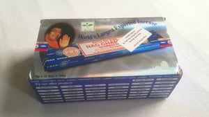 Nag Champa Sai Baba Agarbatti Räucherstäbchen blau Räucherwerk 6 Packs a 15g Kunden-Foto 2