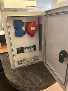 Stromverteiler Baustromverteiler CEE 16A 32A 2x230V Komplett mit Sicherungen Gehäuse IP65 FI-Schalter Kunden-Foto 1