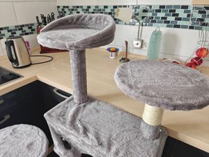 LZQ škrabadlo pre mačky, 130 cm strom pre mačky v modro-šedej farbe so sisalovými škrabadlami, plyšovými plochami na ležanie a závesnými hračkami, stabilný strom na lezenie s jaskyňou a rebríkom pre mačky v interiéri Fotografia od zákazníka č. 3