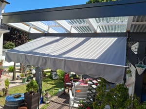 FIVMEN Klemmmarkise Balkon 400cm breit - Markise mit Handkurbel Höhenverstellbar Balkonmarkise ohne Bohren, UV-Schutz, Sonnenschutz, Wetterfest (400 x 120cm, Grau) Kunden-Foto 3