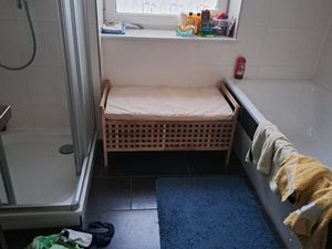 Sitzbank, Walnussholz, mit Kissen und Stauraum. Kunden-Foto 1