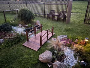 Ponte per laghetto COSTWAY con ringhiera, ponte da giardino 171 x 76,5 x 58,5 cm, ponte ornamentale che può sopportare carichi fino a 150 kg, in legno di abete Foto del cliente 1