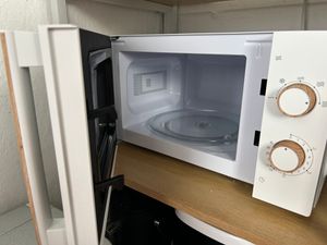 MEDION MD 14482 Mikrowelle mit Grill / 20L Garraum / 8 Automatikprogramme/Auftaufunktion / 800 Watt Mikrowellen- und 1000 Watt Grillleistung/Zeitschaltuhr/Grillrost Kunden-Foto 11