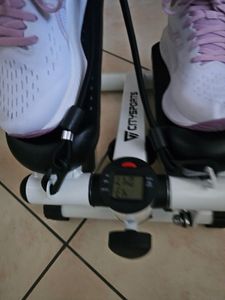 Stepper Mini-Stepper do treningu w domu, z taśmą oporową, podkładką, hydraulicznym stepperem fitness, nośność 150 kg Zdjęcie produktu od klienta nr 1