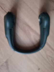 2 Stück Tragbarer Nackenventilator, Flügelloser Ventilator mit 4000mAh,5 Geschwindigkeiten, Digitalanzeige,4‑Kanal Nackenventilator, Grün+Blau Kunden-Foto 2