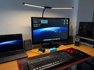 SANODESK QS1 Výškově nastavitelný stůl 140 x 60 cm, elektrický, 4 paměťové funkce, ochrana proti kolizím, nosnost 70 kg, háčky, vedení kabelů (černý) Fotografie od zákazníka č. 5