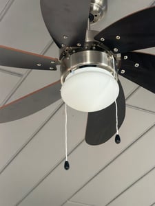 Bestron Deckenventilator mit Beleuchtung, 3 Geschwindkigkeitsstufen & große Flügelspannweite von Ø75 cm, inkl. Sommer-/Winterfunktion, 50 W, Farbe: Eiche / Braun Kunden-Foto 1