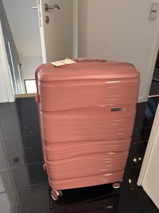 SKYCASES Travel One – Mittelgroßer-Koffer 68 L - Hartschalenkoffer aus Polypropylen – mit 4 Rollen & Kombinationsschloss – 41 x 24 x 69 cm - Hellrosa Kunden-Foto 7