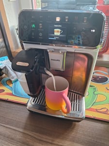 Philips 5500 series Series 5500 EP5543/90 Kaffeevollautomat, Espressomaschine, 1,8 l, Kaffeebohnen, Eingebautes Mahlwerk, 1500 W, Weiß Kunden-Foto 1