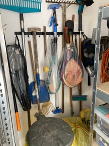 TOJ Living Besenhalterung wand - Gartengeräte - Besen halterung - Wandhalterung besen - Gerätehalter - 7 Halterungen - 8 Hooks - 82CM - Edelstahl - Schwarz Fotografie od zákazníka č. 2