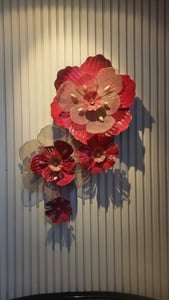 BELIANI Decorazione murale Scultura metallica in ferro rosso Arte murale geometrica Fiori Accessorio moderno glamour Foto del cliente 1
