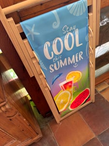Dětské skládací dřevěné zahradní lehátko s potiskem „It’s Summer Time“ – dětské plážové lehátko Fotografie od zákazníka č. 1